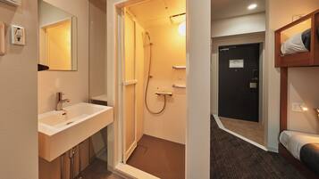 Studio | Kamar mandi | Shower, perlengkapan mandi gratis, pengering rambut, dan handuk