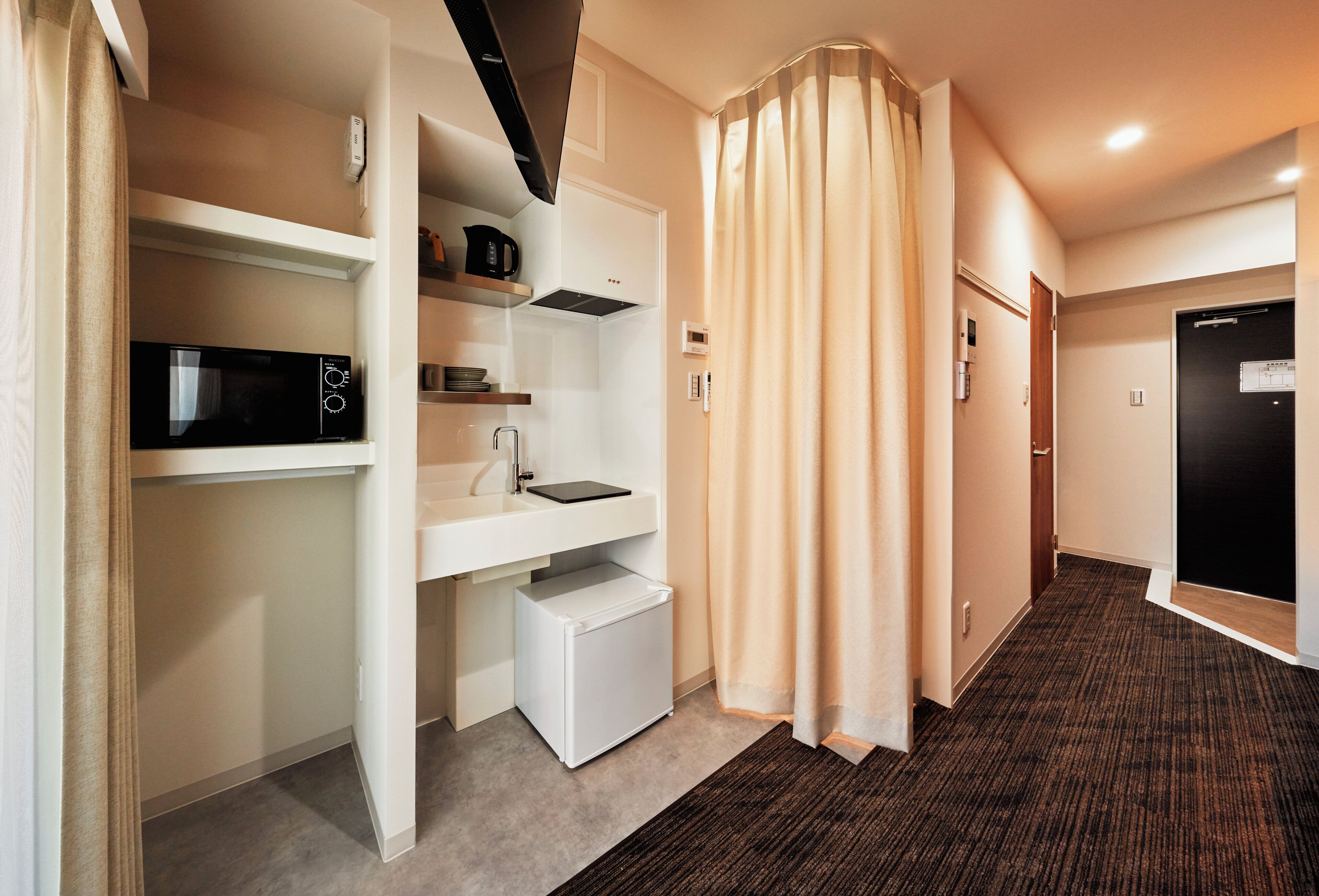 Studio | Private kitchen | Mini-fridge, microwave, cookware/dishes/utensils