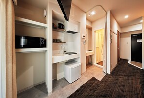 Frigobar, microondas, utensilios de cocina