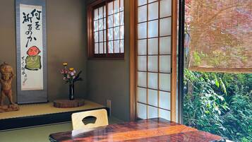 Bureau, espace de travail pour ordinateur portable, Wi-Fi gratuit