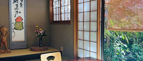 Skrivebord, skrivebord for bærbar PC, wi-fi (inkludert) og sengetøy