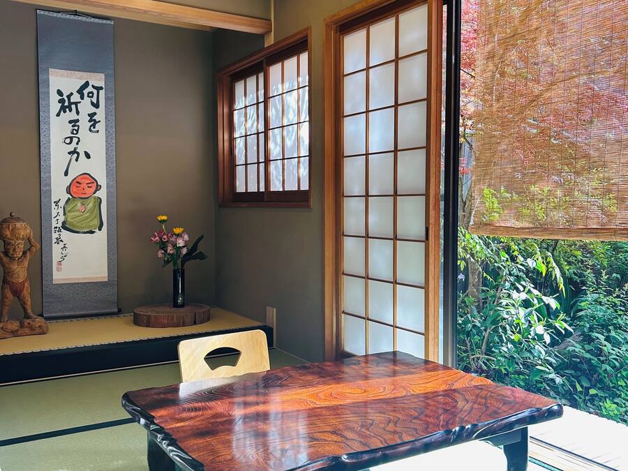 Escritorio, espacio para trabajar con laptop y wifi gratis