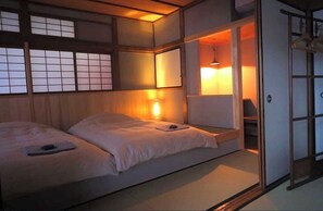 Japanese-style Room | Desk, laptop workspace, free WiFi - Ryokan Matsumae (Nara)