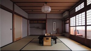 書桌、筆電工作空間、免費無線上網、床單