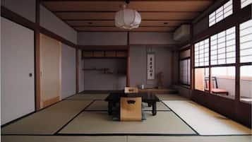 Escritorio, espacio para trabajar con laptop y wifi gratis