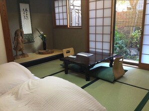 Escritorio, espacio para trabajar con laptop y wifi gratis 