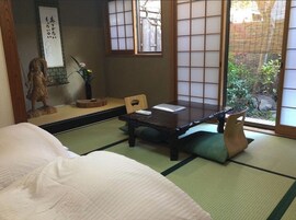 Quarto Twin em estilo japonês | Escrivaninha, espaço de trabalho para notebook, Wi-Fi de cortesia