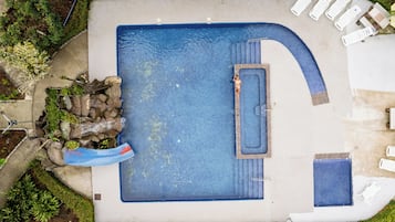 Hồ bơi ngoài trời