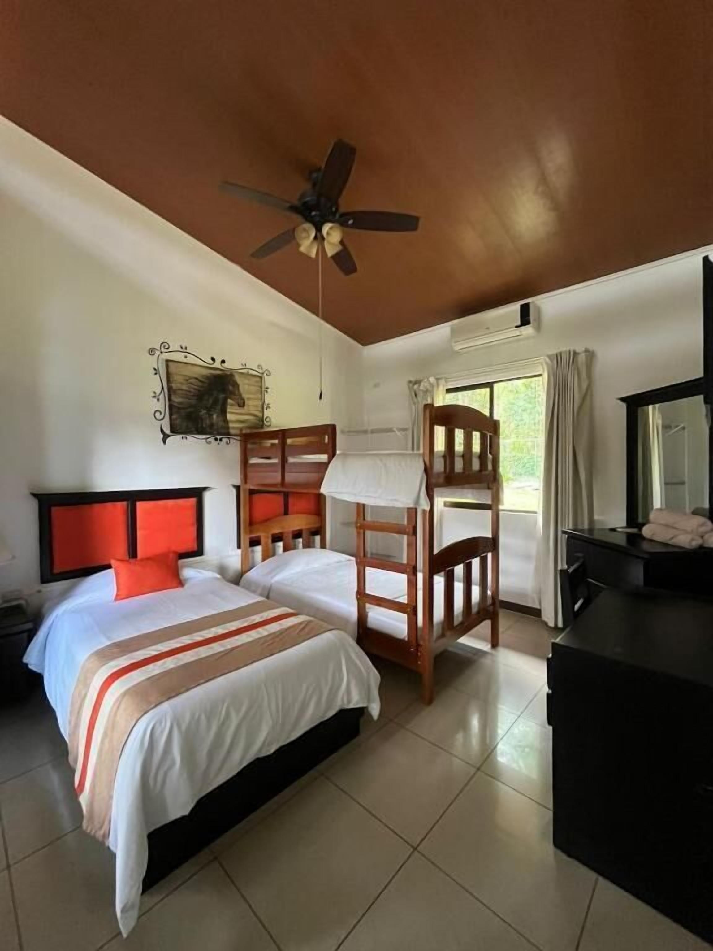 Classic Room | Desk, free WiFi