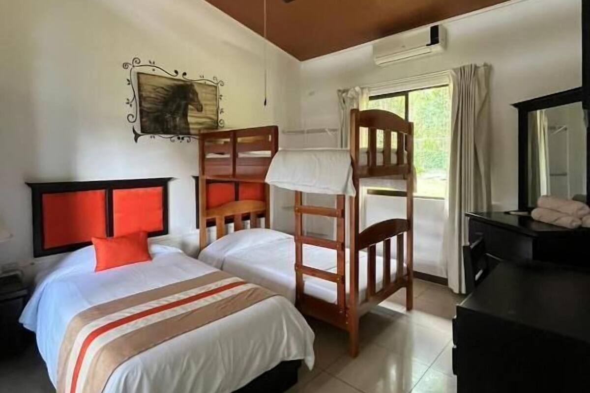 Classic Room | Desk, free WiFi