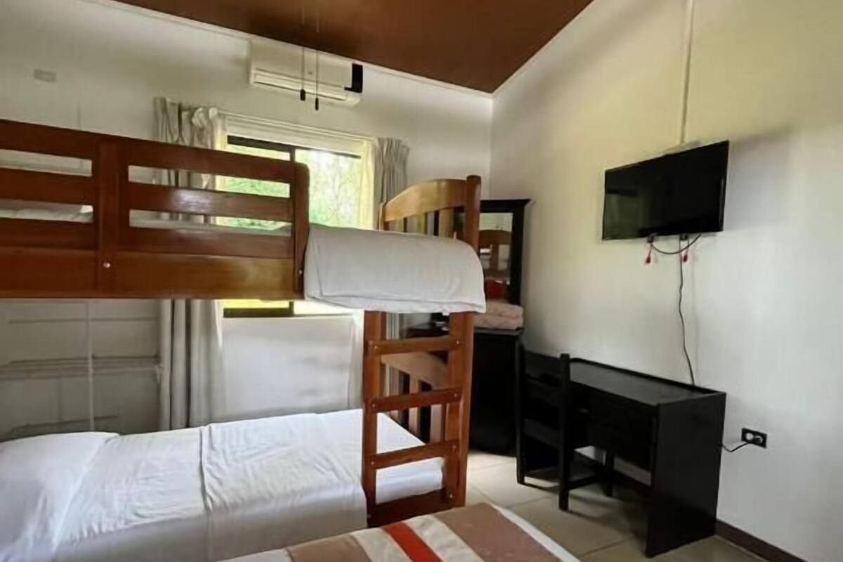 Family Room | Desk, free WiFi