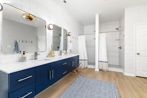 Shower, hair dryer, bidet, towels - NEW! Lakefront, Dock, Fire Pit, Grill, Kayaks, Paddleboards, Foosball, Arcade (Macon)