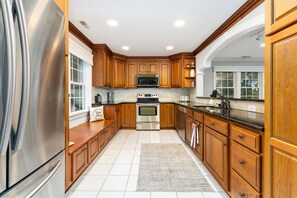 Coffee/tea maker, fridge, microwave, oven - NEW! Lakefront, Dock, Fire Pit, Grill, Kayaks, Paddleboards, Foosball, Arcade (Macon)