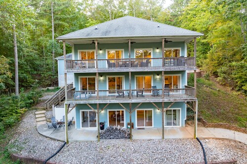 NEW! Lakefront, Dock, Fire Pit, Grill, Kayaks, Paddleboards, Foosball, Arcade