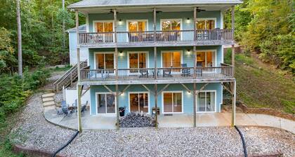 NEW! Lakefront, Dock, Fire Pit, Grill, Kayaks, Paddleboards, Foosball, Arcade