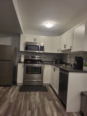 Fridge, microwave, stovetop, dishwasher - Peace Home (Dieppe)