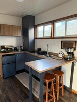 Frigobar, microondas, placa de cocina, tetera/pava eléctrica