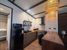 Cabana luxo, varanda, vista para o mar | Cozinha privada | Geladeira, micro-ondas, cooktop, cafeteira/chaleira