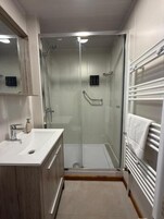 Ducha, secador de pelo, toallas, jabón