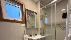 Cabin, sân hiên, quang cảnh biển | Phòng tắm