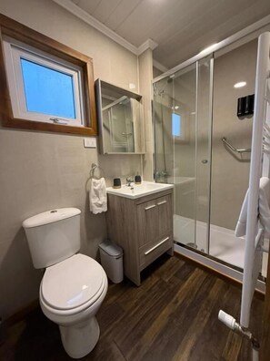 Cabin, Patio, Sea View | Bathroom | Shower, hair dryer, towels, soap - ALSUR PATAGONIA CABINS (Puerto Natales)