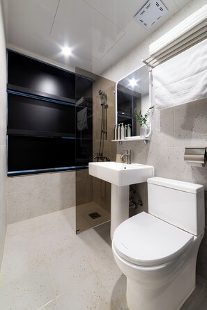 Triple Bunker Room | Bathroom - Lazy Tiger Hotel (Seoul)
