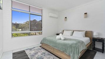 3 bedrooms, desk, iron/ironing board, WiFi
