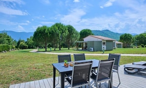 Outdoor dining - Villa by Lake With Pyrenees Views (Quillan)