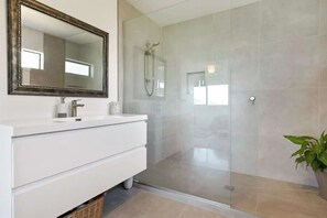 Shower, towels - Whangaroa Casa Roca House (Kaeo)