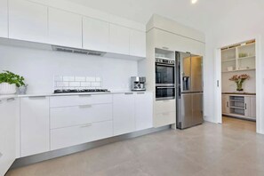 Réfrigérateur, un four, surface de cuisson, bouilloire électrique