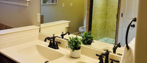 Bañera de hidromasaje, secador de pelo, toallas, jabón