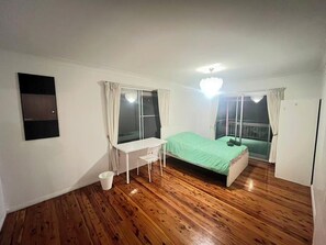 WiFi, bed sheets - 3 mins driving to Macquarie Park and 9 mins walking to bus station. (Epping)