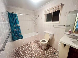 Secadora de cabello, toallas, papel de baño 