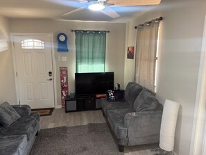 Smart-TV, Kamin, Videospiele, DVD-Player