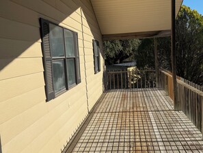 Terrace/patio - 3-bedroom house in peaceful Canyon Lake with AC on a lake quiet neighborhood (Canyon Lake)