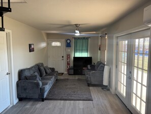 Smart TV, fireplace, video games, DVD player - 3-bedroom house in peaceful Canyon Lake with AC on a lake quiet neighborhood (Canyon Lake)