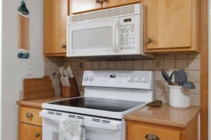 Private kitchen - 3 Bed Haven • 2 Min to Hospitals & Downtown (Billings)