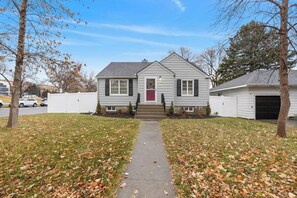 Exterior - 3 Bed Haven • 2 Min to Hospitals & Downtown (Billings)