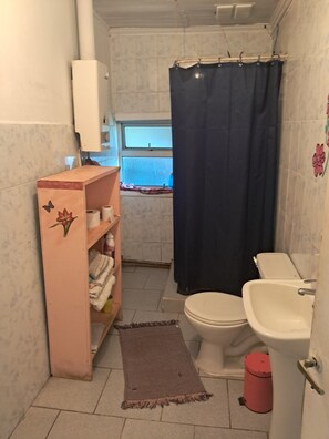 Serviettes fournies, savon, papier toilette