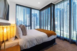 2 bedrooms, desk, iron/ironing board, free WiFi - Queensbridge Luxe 2BR | Pool, Gym, Sauna, Steam, next to Crown Casino Southbank (Southbank)