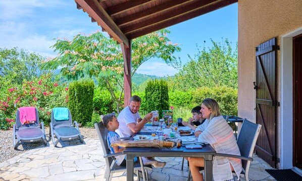 Outdoor dining - Villa in Pyrenees With Pool & Terrace (Quillan)