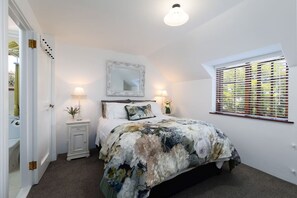 2 bedrooms, iron/ironing board, internet, bed sheets - Relax, Explore, Unwind — Coastal Comfort at The Little Monaco (Nelson)