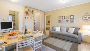 スタンダード アパートメント 2 ベッドルーム バルコニー (Home Cotolivier 59 with Balcony &) | リビング エリア | 薄型テレビ