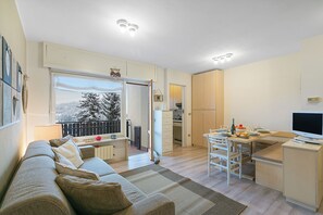 Apartamento estándar, varias habitaciones (Home Cotolivier 59) | Zona de estar | Televisión de pantalla plana de 21 pulgadas con canales por cable