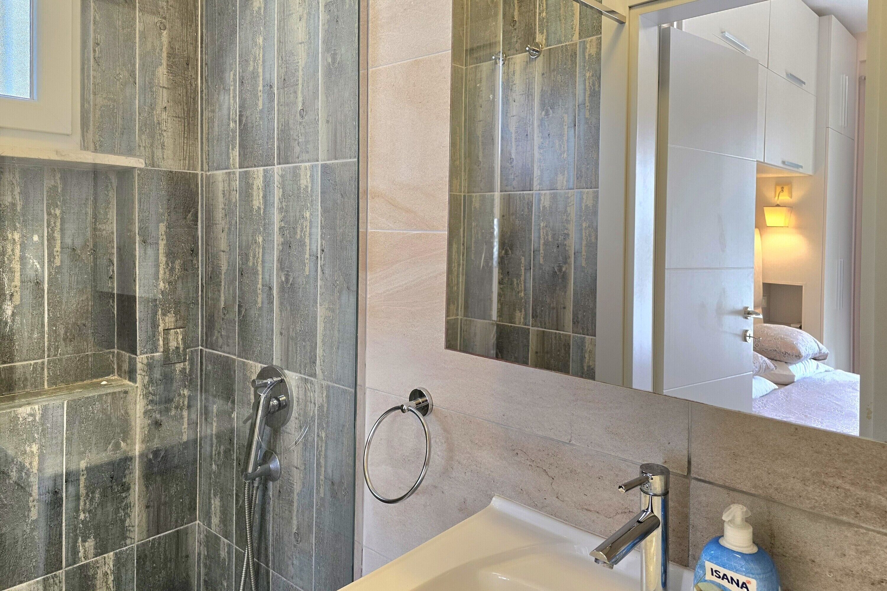 Familienapartment, Mehrere Schlafzimmer, 2 Bäder (Lura 2 Holiday Homes 127) | Badezimmer | Dusche, Haartrockner, Handtücher, Seife
