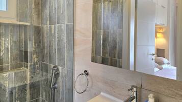 Familienapartment, Mehrere Schlafzimmer, 2 Bäder (Lura 2 Holiday Homes 127) | Badezimmer | Dusche, Haartrockner, Handtücher, Seife