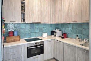 Familienapartment, Mehrere Schlafzimmer, 2 Bäder (Lura 2 Holiday Homes 127) | Eigene Küche | Kühlschrank, Mikrowelle, Ofen, Herdplatte