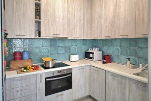 Familie appartement, meerdere slaapkamers, 2 badkamers (Lura 2 Holiday Homes 127) | Privékeuken | Een koelkast, een microgolfoven, een oven, een kookplaat