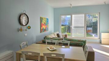 Appartamento familiare, camere multiple, 2 bagni (Lura 2 Holiday Homes 127) | Area soggiorno | TV 21 pollici con canali via cavo