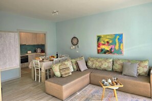 Familie appartement, meerdere slaapkamers, 2 badkamers (Lura 2 Holiday Homes 127) | Woonruimte | Een 21-inch televisie met kabelzenders